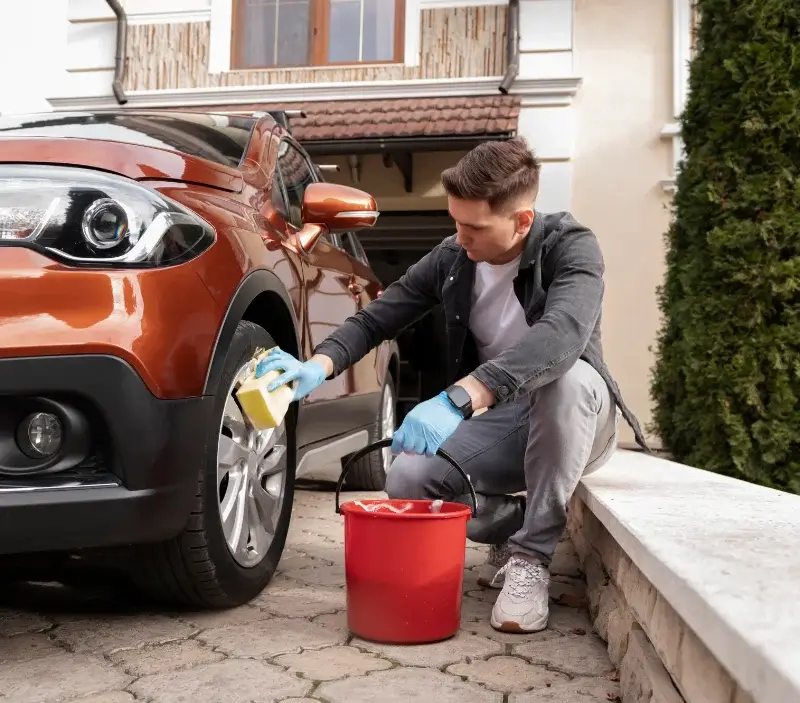 Lavage auto à domicile Les Touches : professionnel intervenant sur un véhicule